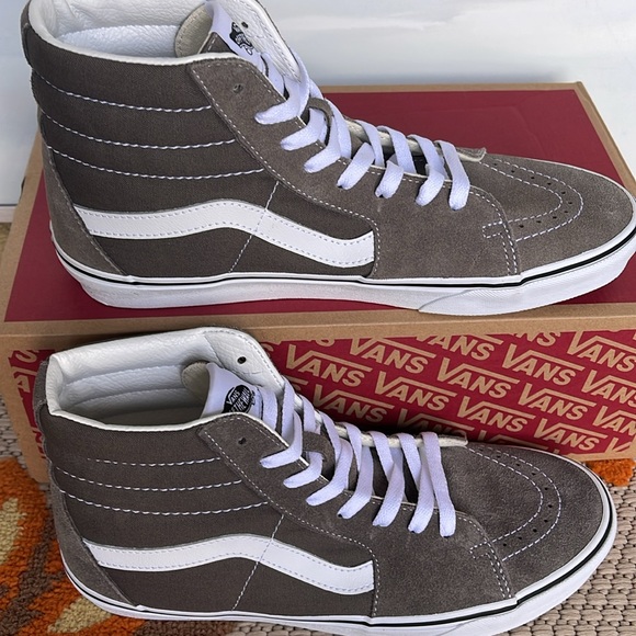 Vans Men’s Sk8-Hi
Color Theory Bungee Cord
VN000CMX9JC US
Sneakers - Picture 2 of 16